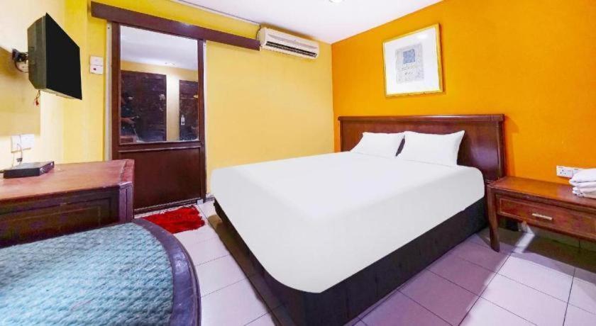 Oyo 90486 New Station Hotel Klang Exterior photo